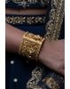 Temple met gold  bangles