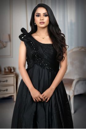 Black Gown Features Stone Details, Creating A Graceful And Luxurious Appearance