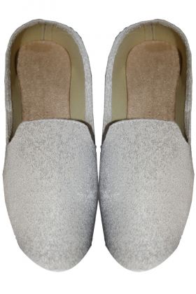 White mojari in silky jacquard fabric